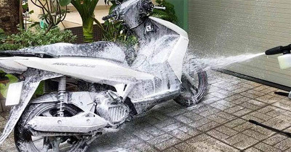 Cách Sử Dụng Nước Rửa Xe Siêu Bóng Đúng Cách