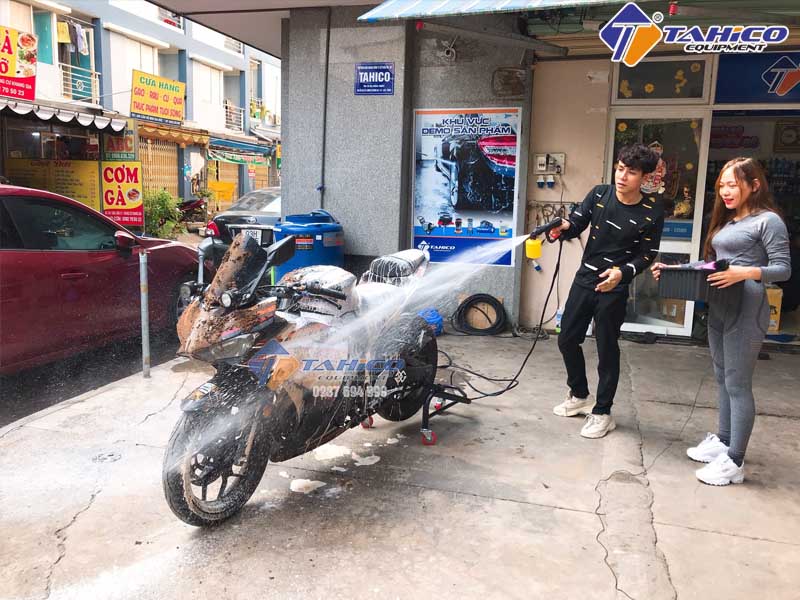 Cách Sử Dụng Nước Rửa Xe Siêu Bóng Đúng Cách