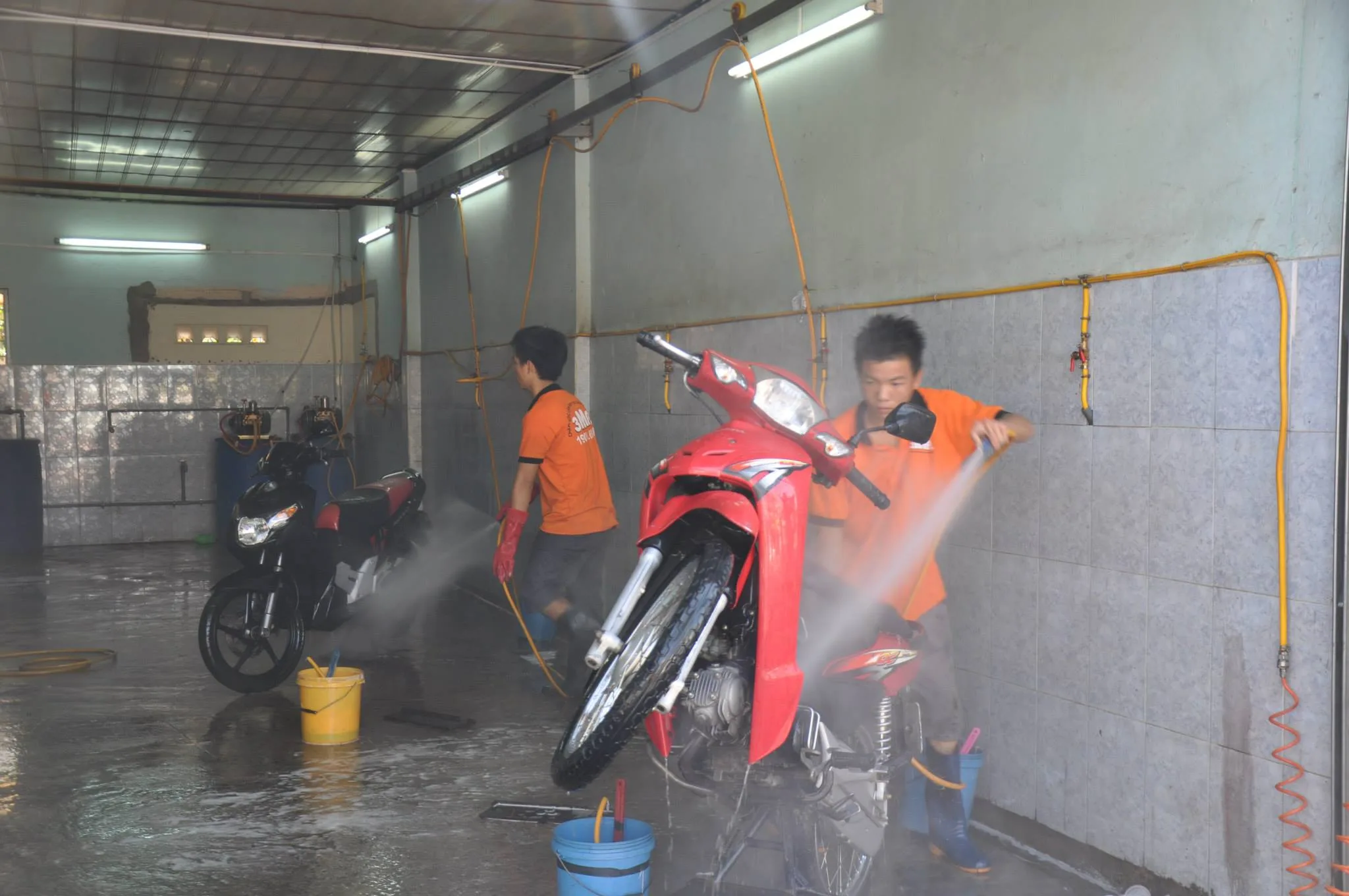 Cách Sử Dụng Nước Rửa Xe Siêu Bóng Đúng Cách
