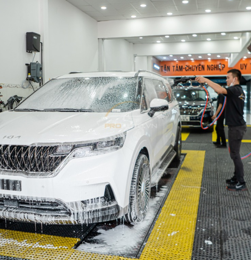 Lợi Ích Của Nước Rửa Xe Không Chạm Cho Xế Yêu