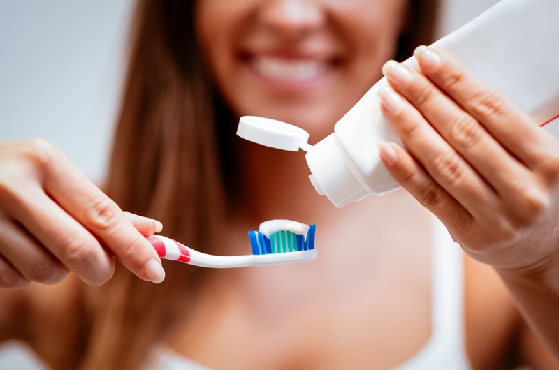 Răng vàng tự nhiên: Yếu tố ảnh hưởng và khi nào cần can thiệp?