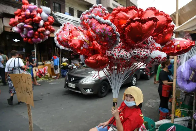 Tranh cãi về ngày Valentine: Giữa Giá trị Văn hóa và Thương mại hóa Tranh cãi về ngày Valentine: Giữa Giá trị Văn hóa và Thương mại hóa