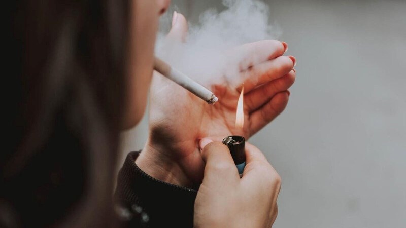 Vàng răng do hút thuốc lá: Tác hại và giải pháp cải thiện Vàng răng do hút thuốc lá: Tác hại và giải pháp cải thiện