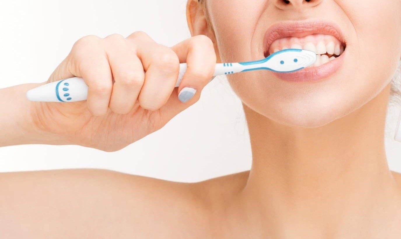 Vàng răng do thói quen uống trà: Ảnh hưởng và lời khuyên nha khoa Vàng răng do thói quen uống trà: Ảnh hưởng và lời khuyên nha khoa