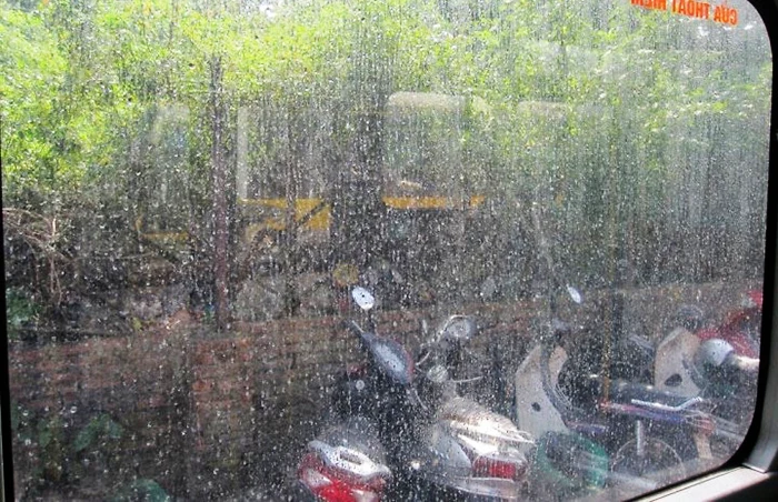 Cách tẩy cặn canxi trên kính xe ô tô Cách tẩy cặn canxi trên kính xe ô tô