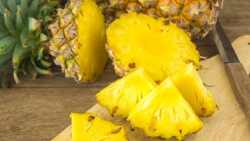Khử mùi ô tô hiệu quả với các nguyên liệu tự nhiên: Trái thơm, cà phê, lá dứa...